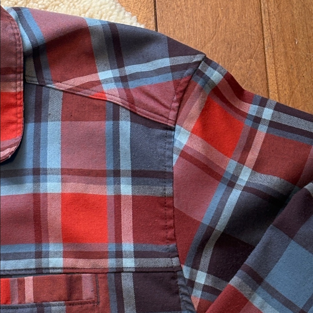 Mountain Hardwear Red & Blue Plaid Long-Sleeve Button-Down Shirt - Picture 9 of 12